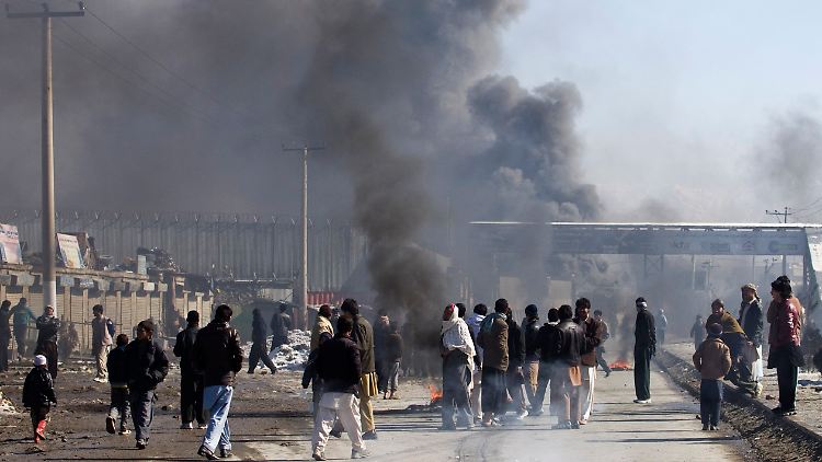 Auch in Kabul zünden wütende Demonstranten Autoreifen an und protestieren so gegen die Koran-Verbrennung in Bagram.