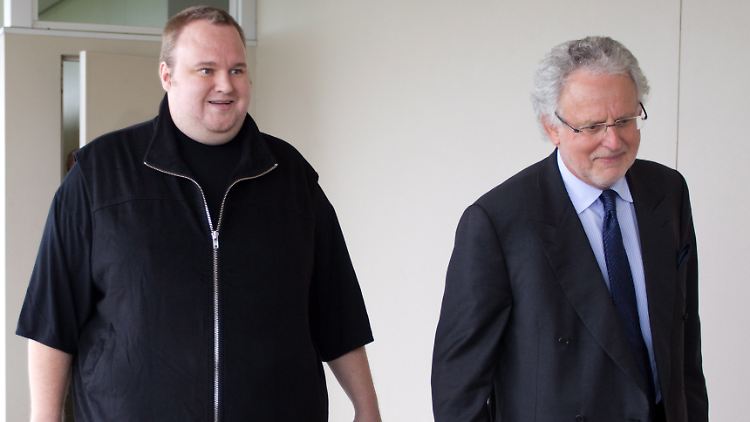 Die Auflagen gegen Kim Schmitz alias Dotcom sind nicht besonders streng.