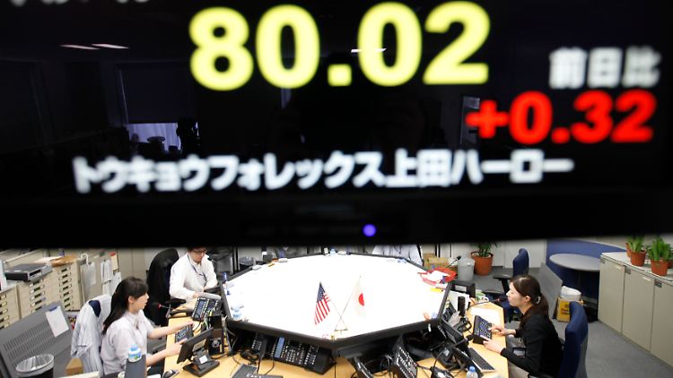 Devisenhändler in Tokio: Auf der Anzeigetafel der Wechselkurs von Yen zum Dollar.