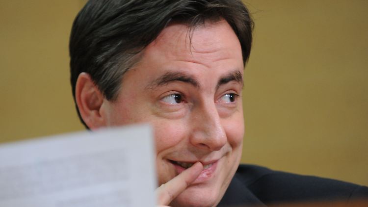 McAllister stellt im Landtag seine Beteiligung am "Nord-Süd-Dialog" dar.