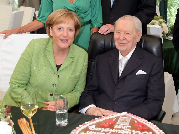 Angela Merkel gratulierte dem Unternehmer und Kultur-Mäzen Werner Otto am 13. August persönlich zu seinem 100. Geburtstag.