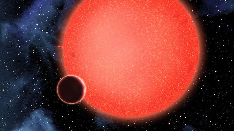 Gestochen scharfe Bilder: der Planet GJ 1214b und die rote Zwergsonne.