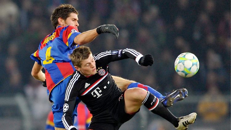 Benjamin Huggel im Zweikampf mit Bayerns Toni Kroos - nicht nur dieses Duell ging an die Schweizer.