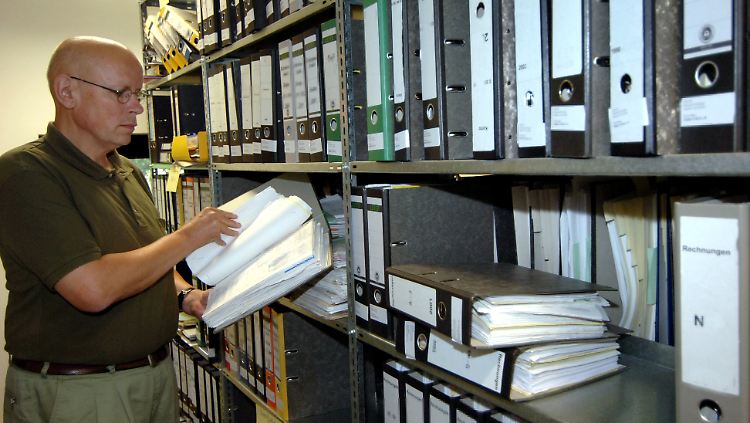 LKA-Mitarbeiter beim Durchforsten von Bilanzen: Die Ermittlungen sind langwierig und aufwändig.