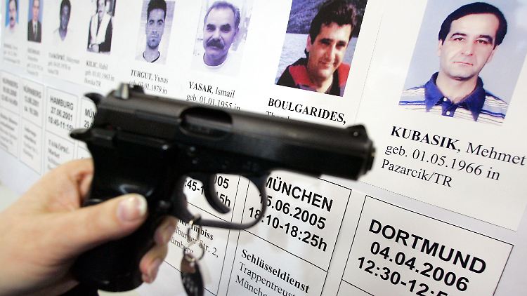 Im April 2006 präsentiert die Dortmunder Polizei eine mit der Mordwaffe baugleiche Pistole. Damals dachte niemand daran, dass die Mörder Neonazis sein könnten.
