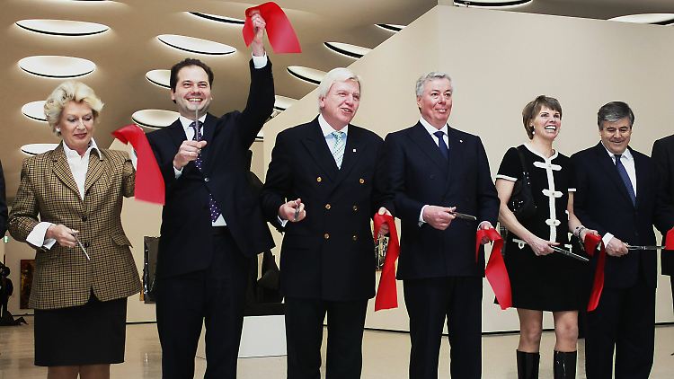 Die Frankfurter Oberbürgermeisterin Petra Roth, der Städel-Direktor Max Hollein, Hessens Ministerpräsident Volker Bouffier, der Vorsitzende der Städelschen-Administration, Nikolaus Schweickart, die Vorsitzende des Städelschen Museums-Vereins, Sylvia von Metzler, und der Vorstandschef der der Deutschen Bank, Josef Ackermann, bei der Eröffnung.