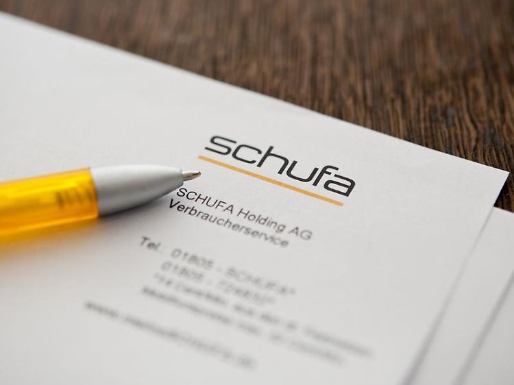 Verbraucher sollten die über sie erfassten Daten bei Auskunfteien wie der Schufa regelmäßig kontrollieren. Am besten kostenlos.