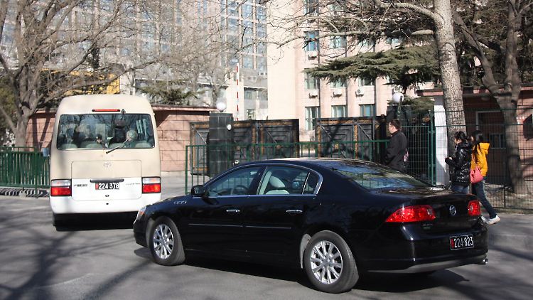Die US-Delegation fährt auf das Gelände des nordkoreanischen Botschaft in Peking. Hier finden die Gespräche statt.
