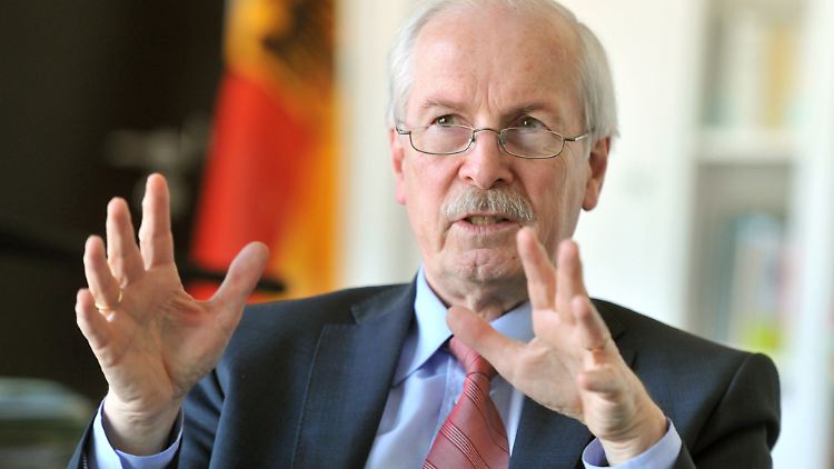 Harald Range will seine Skepsis gegen ein NPD-Verbotsverfahren als persönliche Meinung verstanden wissen.