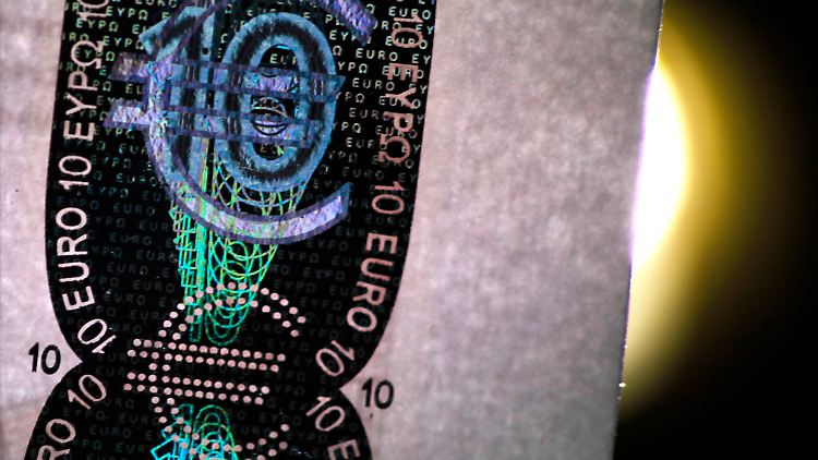 Eine Nahaufnahme eines Zehn-Euro-Scheines mit LED-Licht.