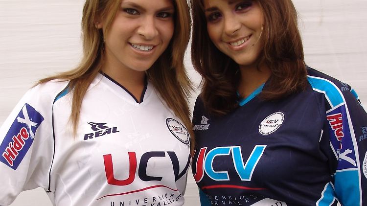 Wie ausgewechselt: Müssen sich diese jungen Damen nun ein neues Trikot kaufen?