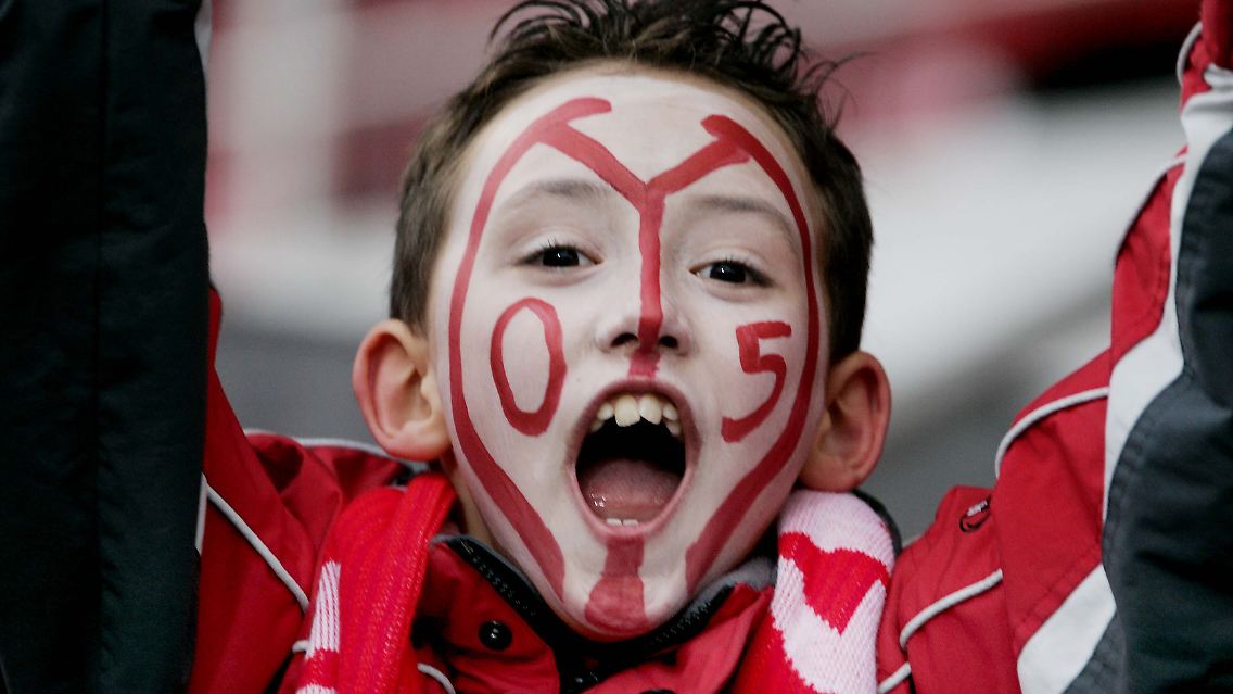 Kindertraum Fußballstar - doch die teuren Fan-Trikots für Kinder lassen zu wünschen übrig.
