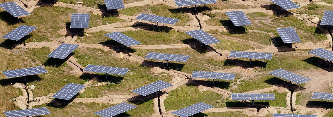 Die Luftaufnahme zeigt Solarpanels nahe Lauchhammer in Brandenburg.