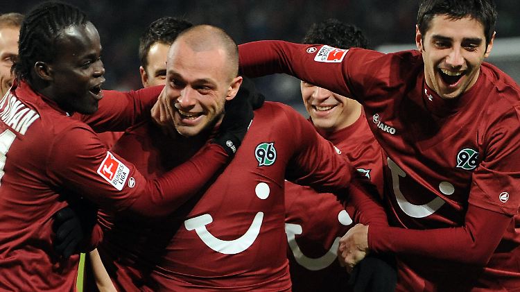 Geht die Feier weiter? Hannovers Spieler um Christian Pander bejubeln den Sieg in der Bundesliga gegen den VfB Stuttgart.