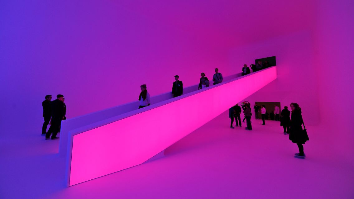 Begehbare Lichtinstallation mit dem Titel "Bridget's Bardo".