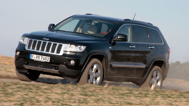 Die breite Spur und die schmalen Fenster lassen den neuesten Grand Cherokee noch wuchtiger erscheinen.