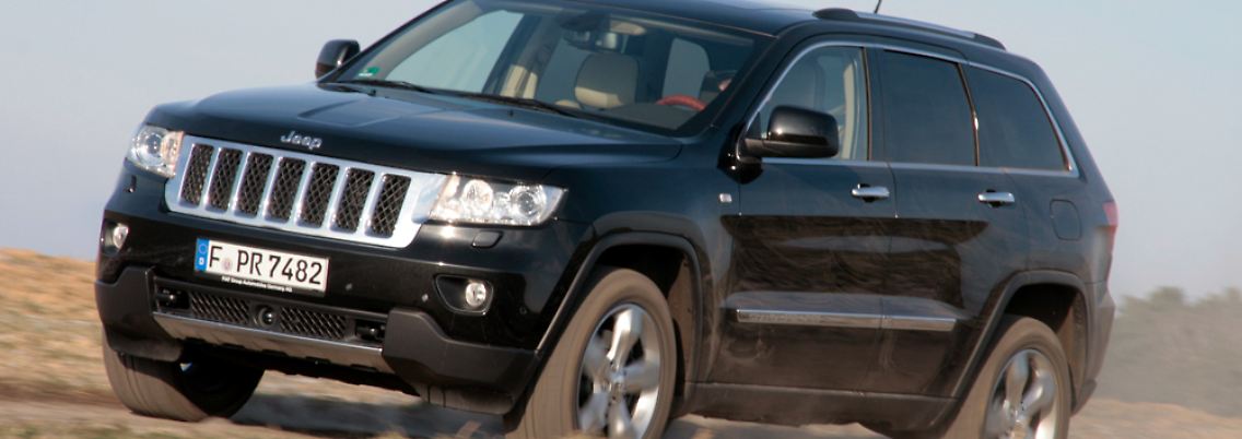 Die breite Spur und die schmalen Fenster lassen den neuesten Grand Cherokee noch wuchtiger erscheinen.
