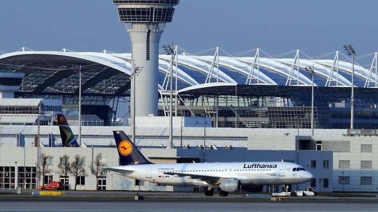 Wer innerhalb von Europa fliegt, zahlt bei der Lufthansa künftig 35 Euro Treibstoffzuschlag. Auf der Langstrecke werden bis zu 134 Euro fällig.
