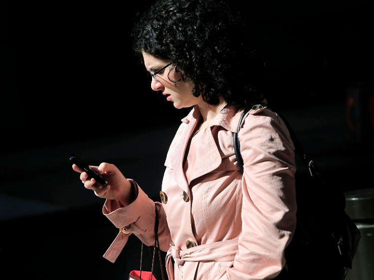 Multimedia-Telefone wie das iPhone oder das Palm Pre verfügen über zahlreiche Funktionen, deren Bedienung nicht wenig Aufmerksamkeit bindet. Deutsche Apple-Fans müssen für das Wunder-Telefon zur Telekom.