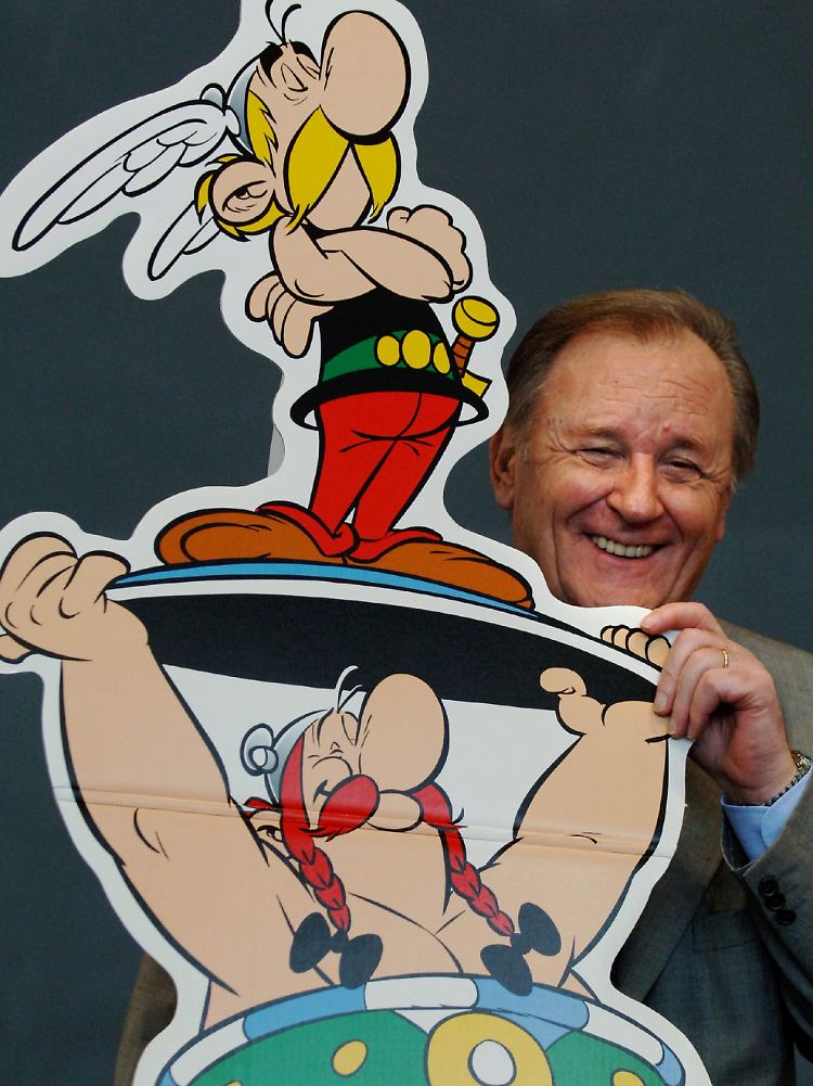 Uderzo neben seinen Pappkameraden Asterix und Obelix. (Archivbild von 2005)