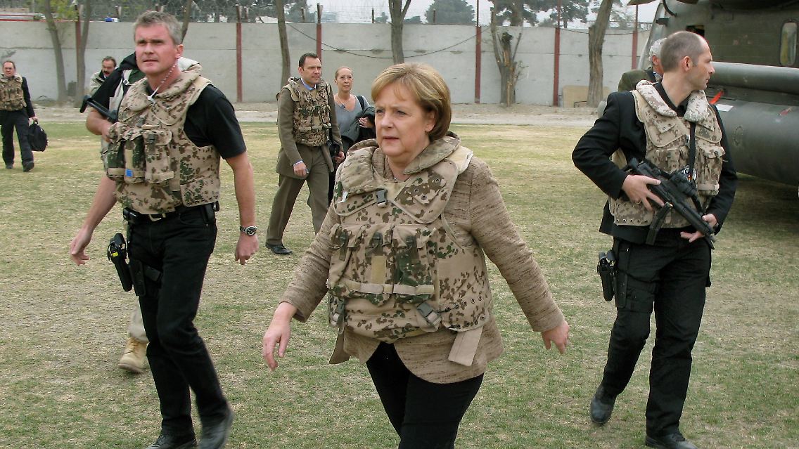 Vielleicht sollten sie jemand fragen, der sich damit auskennt: Angela Merkel mit Weste, schusssicher.