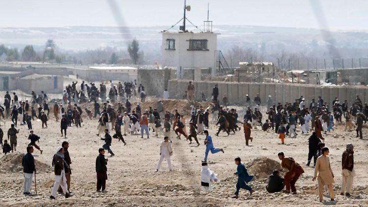 Aufgebrachte Afghanen vor dem US-Stützpunkt Mehterlam, östlich von Kabul.