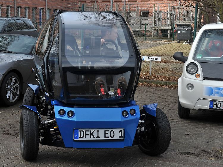 Einparken leicht gemacht: Das Auto kann alle vier Räder um 90 Grad drehen.