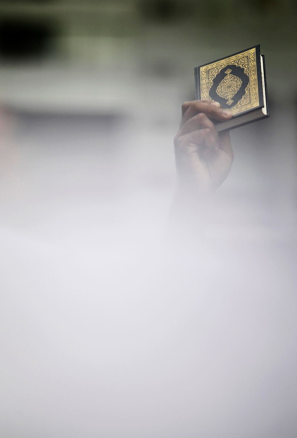 Strenggläubige Muslime würden nicht einmal einen Fetzen Papier wegwerfen, auf dem ein Vers aus dem Koran steht. Für sie ist die Schändung ihres Heiligen Buches eine Todsünde. 