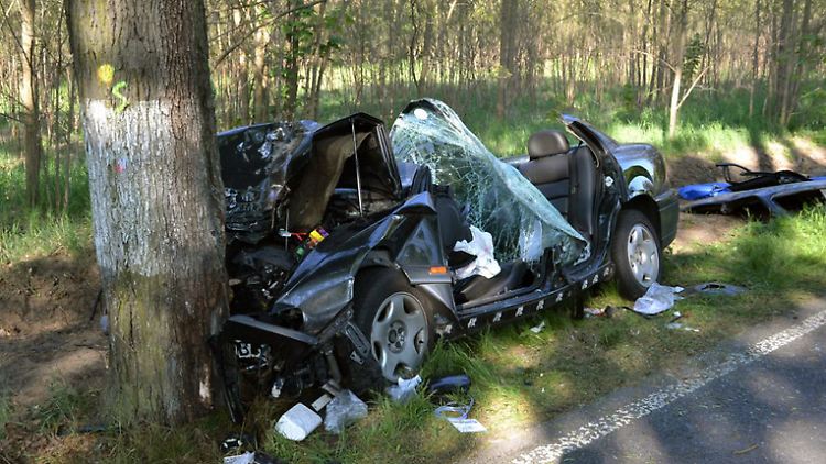 Bei diesem Verkehrsunfall in Brandenburg wurde der Fahrer schwer verletzt.