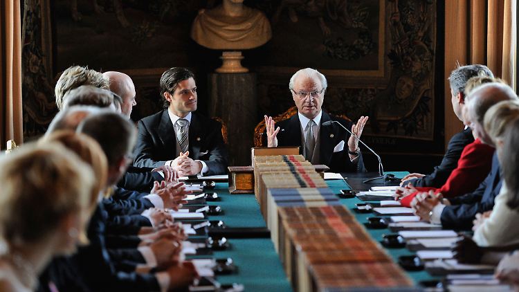 Carl XVI. Gustaf, begleitet von Prinz Carl Philip, verkündet den Namen seiner Enkelin.