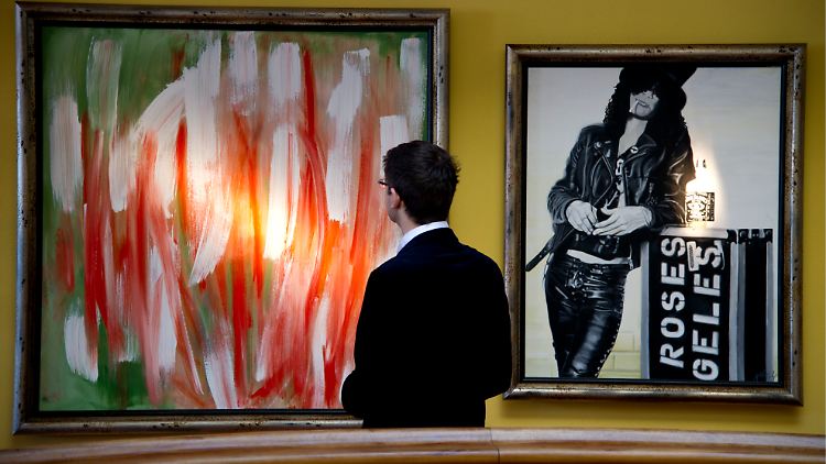 Unbenanntes Gemälde des Musikers Paul Stanley der Band KISS neben dem Gemälde "Slash" der Künstlerin Celina.