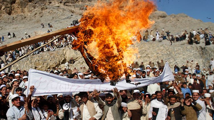 Vor der Militärbasis in Ghani Khail, östlich von Kabul, verbrennen aufgebrachte Menschen eine Obama-Puppe