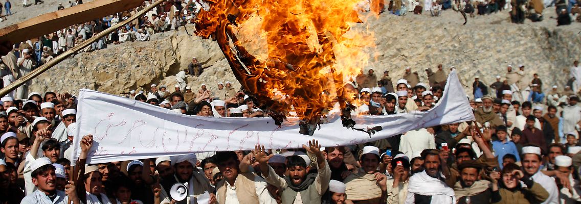 Vor der Militärbasis in Ghani Khail, östlich von Kabul, verbrennen aufgebrachte Menschen eine Obama-Puppe