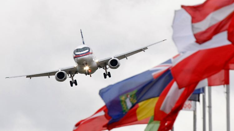 Bahn frei für den Regionaljet aus Russland: Ein Superjet 100 im Landeanflug.