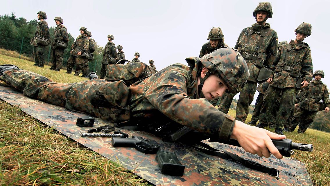 Umfassende Ausbildung an der Waffe oder Praktikum bei der Bundeswehr: Die Wehrpflicht wird verkürzt.