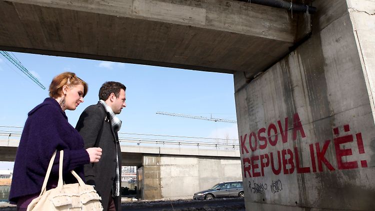 Das gestrichene Wort "Republik" sorgt im Kosovo für große Aufregung.