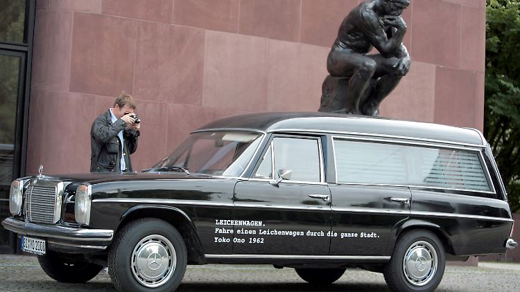 Als Familienfahrzeug ist der Leichenwagen schon mangels Rückbank ungeeignet.