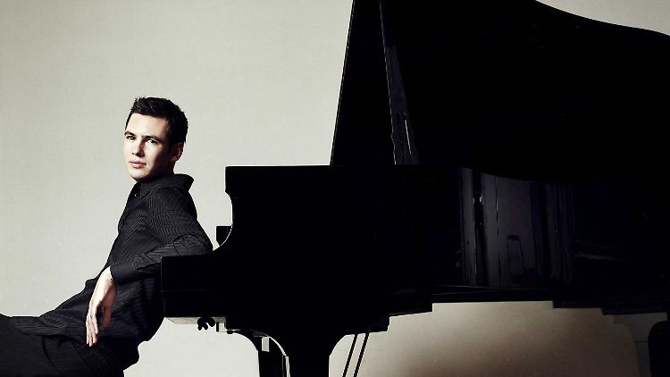 Pianist Martin Stadtfeld räumt international Preise ab. Ihm liegt das (weibliche) Publikum zu Füßen.