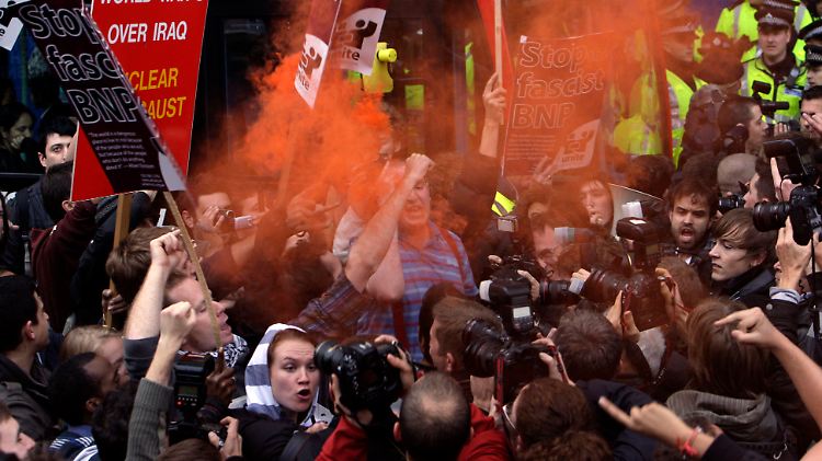 Hunderte Menschen protestierten gegen den Auftritt Griffins in der BBC.