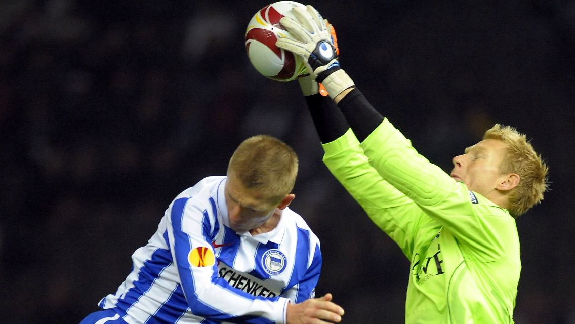 Artur Wichniarek sucht den Ball, Heerenveens Torhüter Brian Vandenbussche hat ihn bereits gefunden.
