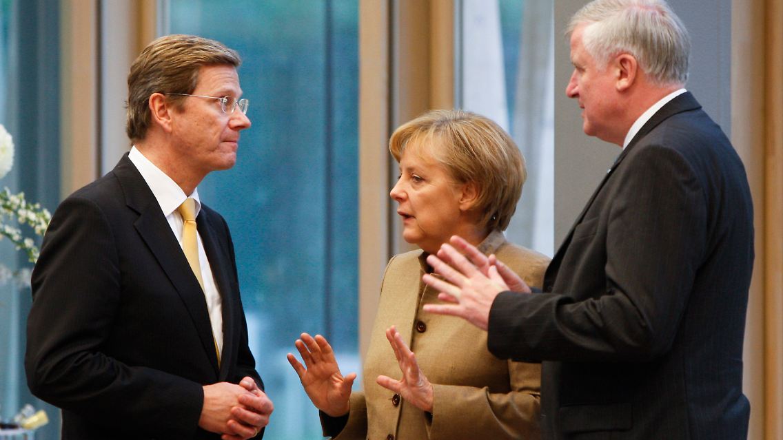 Westerwelle, Merkel und Seehofer bei den Koalitionsverhandlungen in der NRW-Landesvertretung in Berlin.