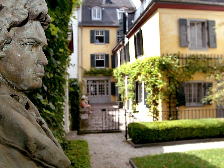 Beethoven-Büste im Garten seines Geburtshauses.
