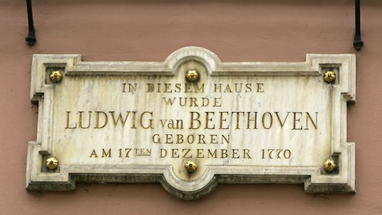 Plakette an Beethovens Geburtshaus.