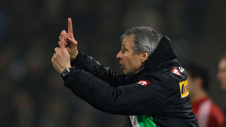 "Zu langsam" - Lucien Favre, aktiv an der Seitenlinie.
