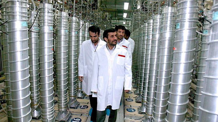 Irans Präsident Ahmadinedschad zu Besuch in der Atomanlage in Natans.