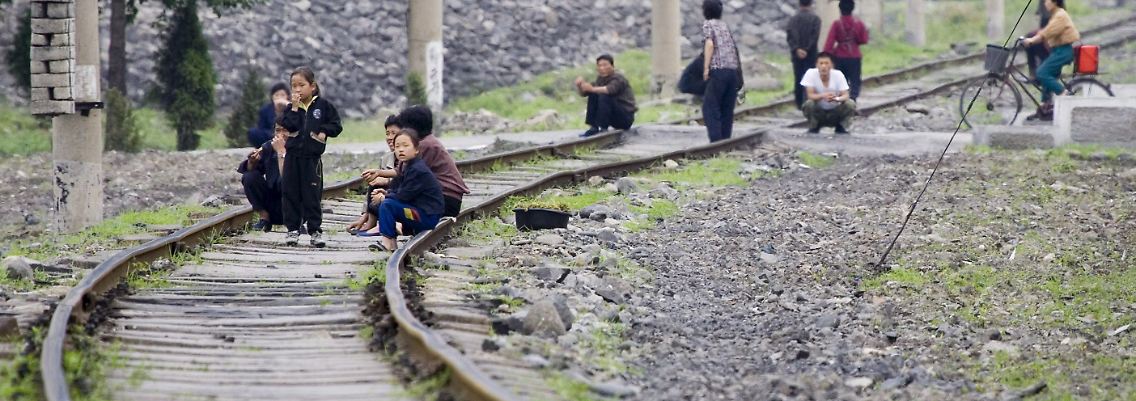 Das Land ist nicht arm: Pjöngjang hat im vergangenen Jahr Waren in Wert von mehreren Milliarden Dollar exportiert, außerdem ist Nordkorea reicher an Bodenschätzen als Südkorea. Nur kommt es nicht bei der Bevölkerung an.