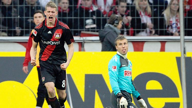 Leverkusens Lars Bender jubelt, Michael Rensing ist bedient.