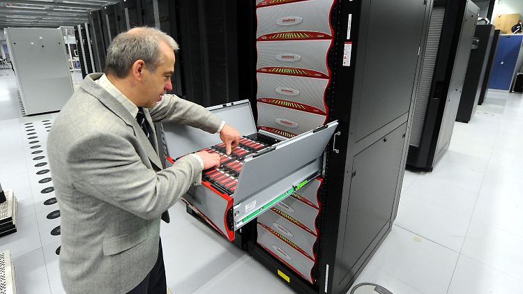 Der Supercomputer "Hermit" steht in Stuttgart.