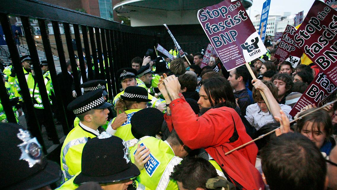 Vor dem BBC-Gebäude kommt es zu Zusammenstößen zwischen wütenden Demonstranten und der Polizei.