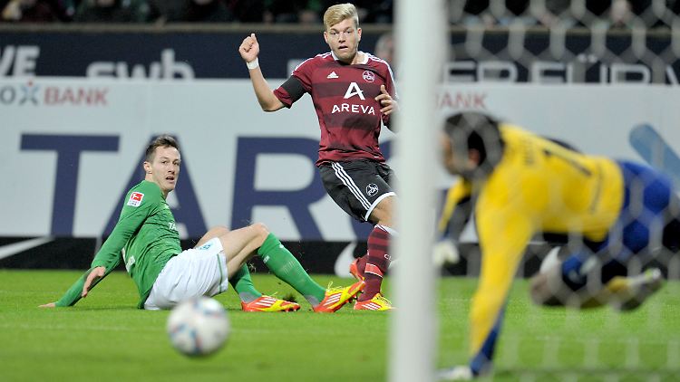 Der Seitenscheitel sitzt, der Ball auch - Alexander Esswein (Mi.) trifft für Nürnberg.